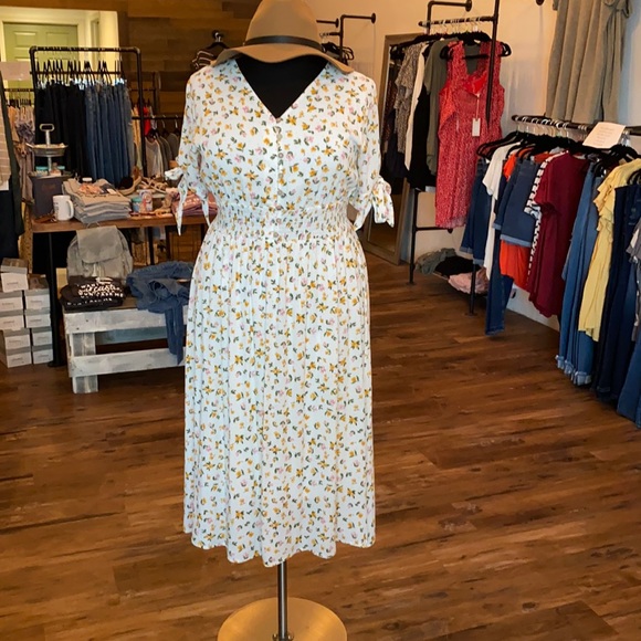 Reborn J Dresses & Skirts - Ivory Floral Dress